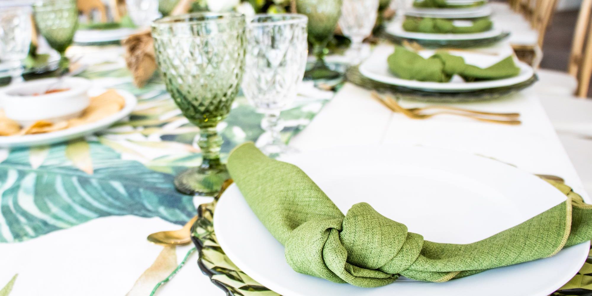Darwin australia summer christmas table styling-iStock-1434544793