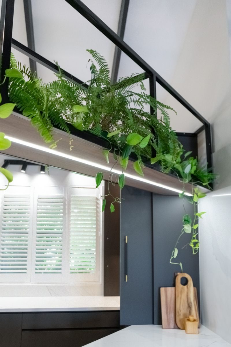 OVERHEAD IRON PLANTER FEATURE